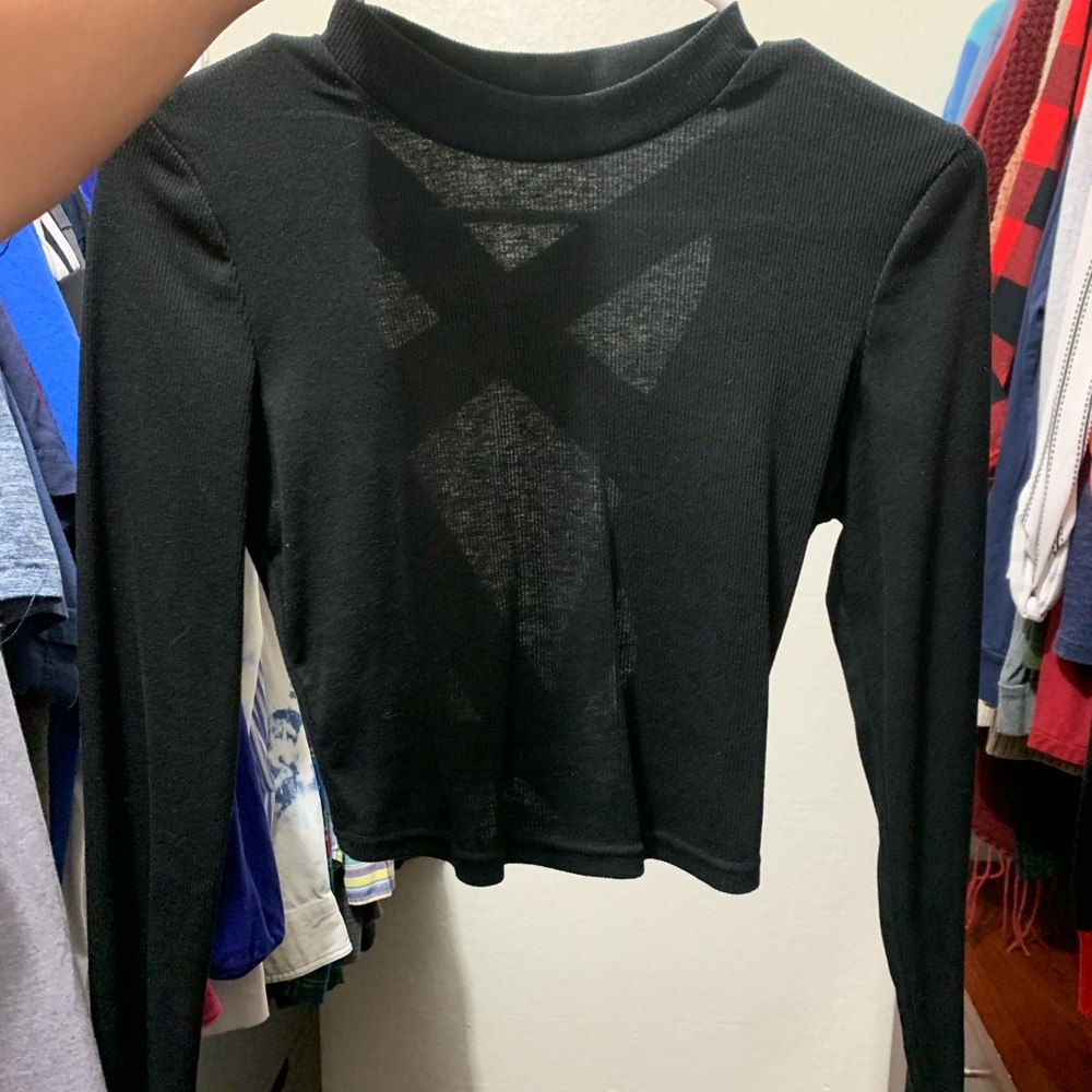 Long Sleeve Crop w Cutout Back